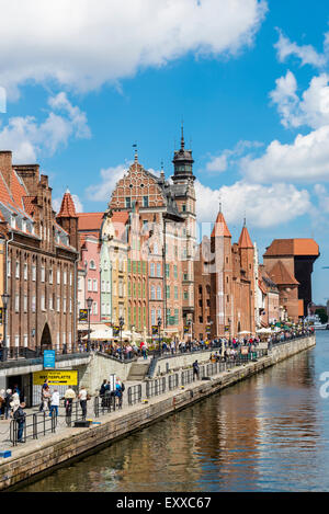 Gdansk, Polonia, Europa - turisti nel vecchio quartiere della città sulle rive del fiume Motlawa Foto Stock