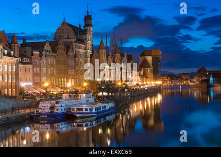 Gdansk, Polonia - bella e storica città vecchia di Danzica, Polonia sulle rive del fiume Motlawa di notte Foto Stock