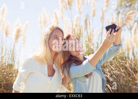 Amici in posa per selfie Foto Stock