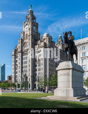 Statua di Edward Vll davanti al famoso Royal Liver Building al Pier Head, Liverpool, Merseyside England, Regno Unito Foto Stock