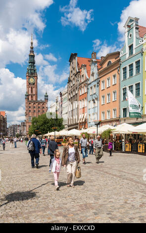 Long Street (ulica Dluga) o lungo la piazza del mercato e il Municipio principale di Danzica, Polonia, Europa Foto Stock