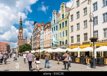 Gdansk - Long Street (ulica Dluga) e il Municipio principale nella città vecchia, Stare Miasto di Danzica, Polonia, Europa con cafe bar Foto Stock