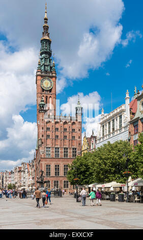 La lunga strada (ulica Dluga) e il Municipio principale di Danzica, Polonia, Europa Foto Stock