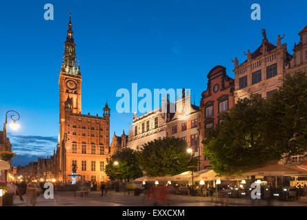 Long Street (ulica Dluga) e Mercato Lungo (Dlugi Targ), il Municipio principale di Danzica, Polonia, in Europa con i ristoranti Foto Stock