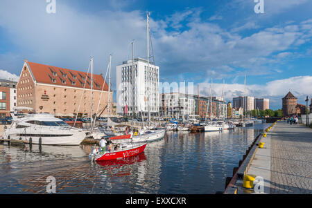 La Marina in Gdansk con l'Hotel Danzica in background, Gdansk, Polonia, Europa Foto Stock