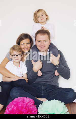 Famiglia con due bambini, ritratto Foto Stock