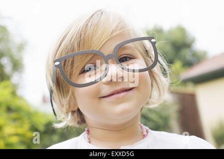 Bambina indossa gli occhiali in costume Foto Stock