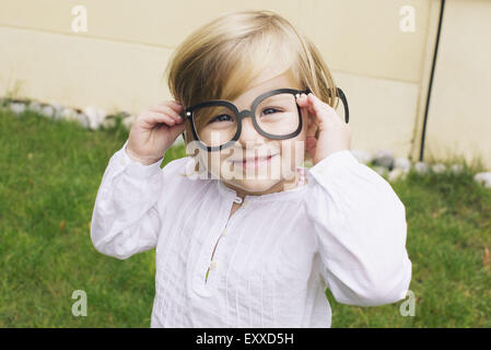 Bambina indossa gli occhiali in costume Foto Stock