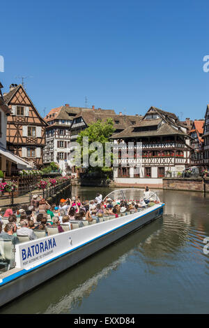 Turisti in barca sul fiume nella città vecchia di la Petite France, Strasburgo, Francia, Europa Foto Stock