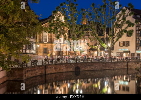 La Petite France centro storico waterfront, Strasburgo, Francia, Europa - di notte Foto Stock