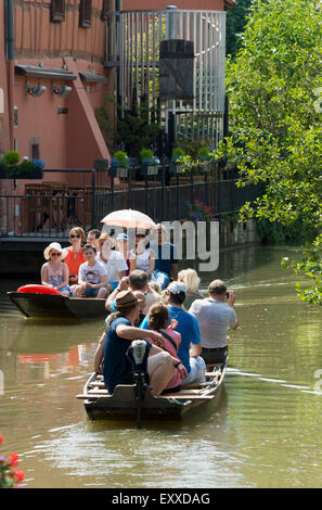 I turisti in barca La Petite Venise o Piccola Venezia nel quartiere del centro storico di Colmar, Alsazia regione vinicola, Francia, Europa Foto Stock