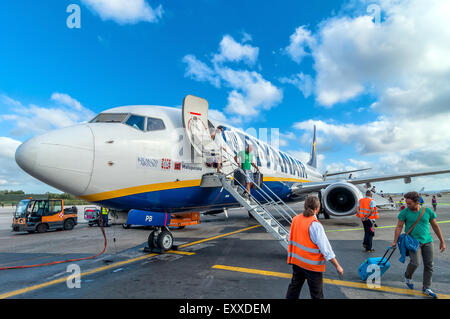 PISA, Italia - 21 agosto 2014: i passeggeri Ryanair deplane aereo Jet dopo lo sbarco in aeroporto di Pisa, Italia. Foto Stock