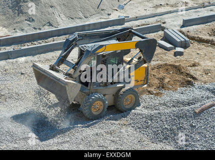 Caricatore bulldozer piccolo spostamento Sassifraga aranciata alla zona di costruzione. vista dall'alto. Foto Stock