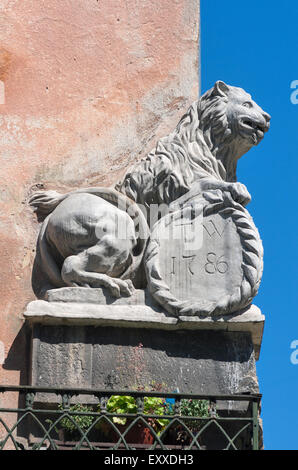 Antica double-sided split statua di un leone in un angolo della casa di Lviv, Ucraina Foto Stock