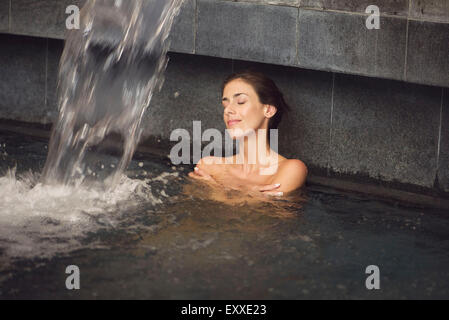 Donna in ammollo nella piscina termale Foto Stock