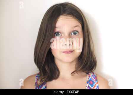 Ragazza con espressioni di sorpresa sul volto, ritratto Foto Stock