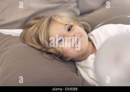 Bambina in un momento di relax a casa Foto Stock