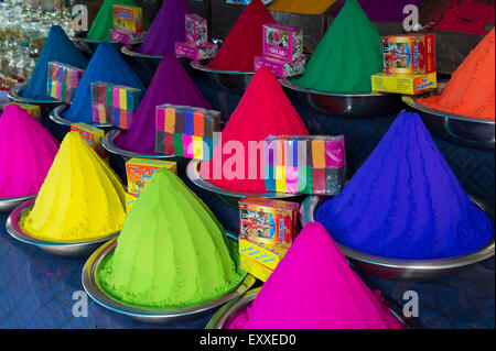 MYSORE, India - 4 Novembre 2012: pile colorati di bindi indiano di colorante in polvere sul display con incenso presso il mercato Devaraja. Foto Stock