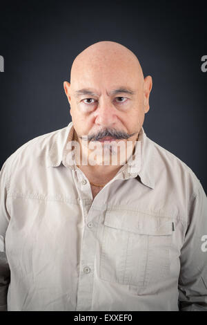 Uomo bello fare espressioni diverse in diversi set di vestiti: il pensiero Foto Stock