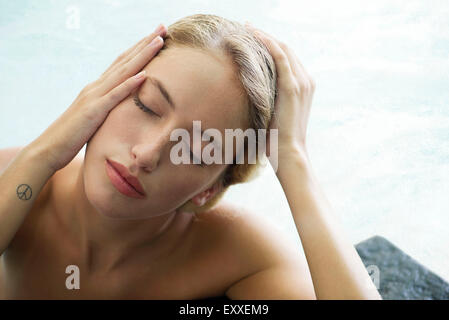 Donna rilassante in piscina Foto Stock