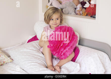 Bambina azienda carta tessuto pompom Foto Stock