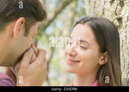 Coppia insieme all'aperto, uomo donna baciare la mano Foto Stock