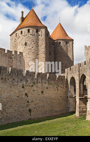 Porte Narbonnaise, Cite di Carcassonne, Languedoc-Roussillon, Francia. Foto Stock