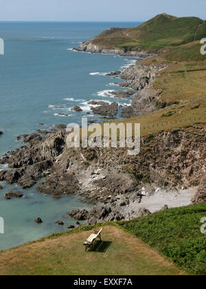 Panchina da giardino su una scogliera che guarda al mare tra Woolacombe e Mortehoe, Devon, Regno Unito Foto Stock