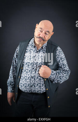 Uomo bello fare espressioni diverse in diversi set di vestiti: stanchi Foto Stock