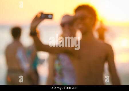RIO DE JANEIRO, Brasile - 12 febbraio 2015: sorridente giovane brasiliano giovane prendere un tramonto selfie con un telefono cellulare a Ipanema. Foto Stock