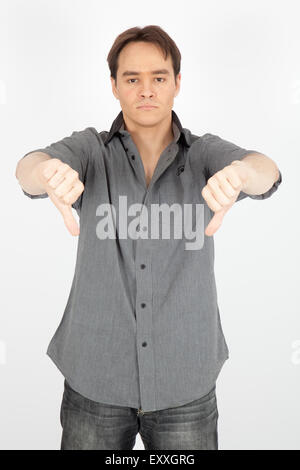 Uomo bello fare espressioni diverse in diversi set di vestiti: il pollice verso il basso Foto Stock