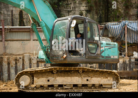 Escavatore fermo mentre l'operatore pan, Hong Kong Cina Foto Stock