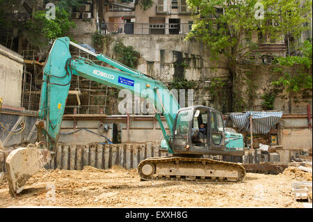 Escavatore fermo mentre l'operatore pan, Hong Kong Cina Foto Stock