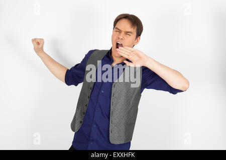Uomo bello fare espressioni diverse in diversi set di vestiti: il risveglio Foto Stock