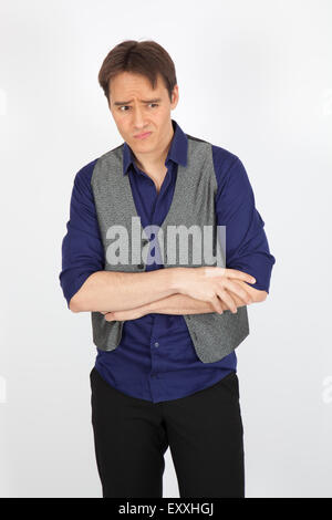 Uomo bello fare espressioni diverse in diversi set di vestiti: preoccupato Foto Stock