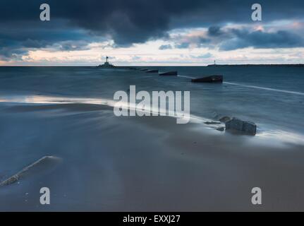 Riva del mar Baltico. Bella drammatica meteo seascape polacca di riva del Mar Baltico e moutch del fiume Vistola in Gdansk. Foto Stock