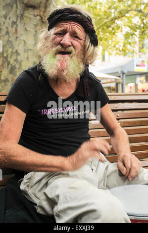 Un uomo barbuto riproduce i tamburi su un banco a Newcastle, Australia. Credito: Euan Cherry Foto Stock