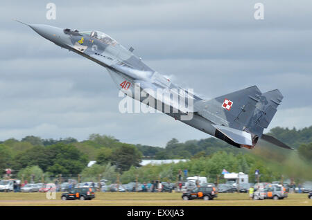 Mikoyan Gurevich Mig 29 azionato dal polacco della Air Force di decollare in modo drammatico durante il venerdi di RIAT 2015. Credito: Antony ortica/Alamy Live News Foto Stock