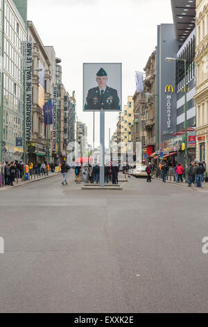 Berlin Checkpoint Charlie, la vista di un grande ritratto di un soldato americano situato in corrispondenza della posizione del settore negli Stati Uniti del Checkpoint Charlie, Friedrichstrasse,Berlin Foto Stock