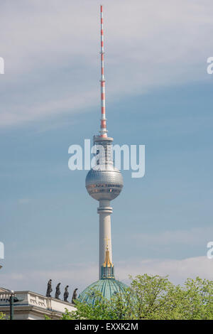 Fernsehturm Berlin, vista sulla torre della televisione Fernsehturm, nel centro di Berlino Germania. Foto Stock