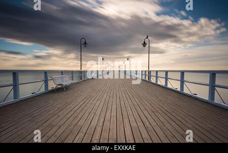 Bella pier a Gdynia, Polonia. Seascape con il molo di legno in Orlowo. Paesaggio fotografato prima del sorgere del sole Foto Stock