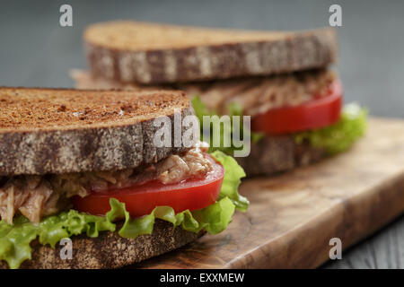 Primo piano di sandwich con tonno e verdure su pane di segale Foto Stock