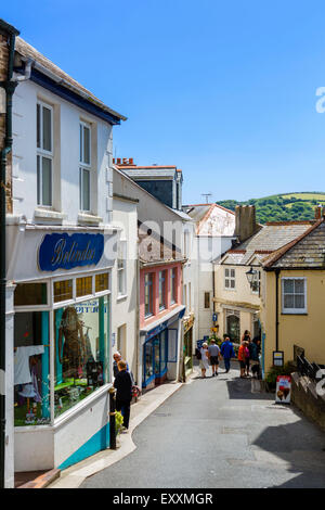 Negozi a Lostwithiel Street nel centro della città, a Fowey, Cornwall, Regno Unito Foto Stock