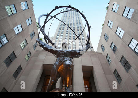 NEW YORK - 29 Maggio 2015: Atlas statua al Rockefeller Center il 29 maggio 2015. La statua di Atlas è una statua in bronzo nella parte anteriore del Roc Foto Stock