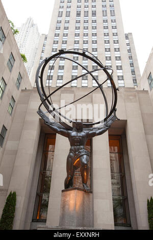NEW YORK - 29 Maggio 2015: Atlas statua al Rockefeller Center il 29 maggio 2015. La statua di Atlas è una statua in bronzo nella parte anteriore del Roc Foto Stock