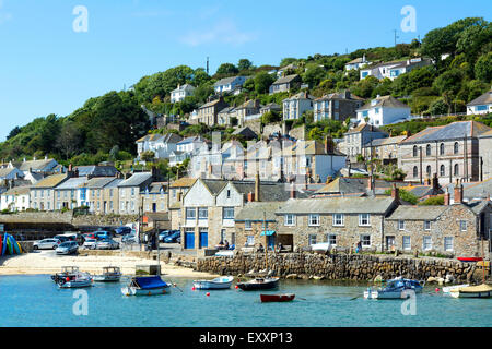 Il villaggio costiero di Mousehole in Cornovaglia, England, Regno Unito Foto Stock