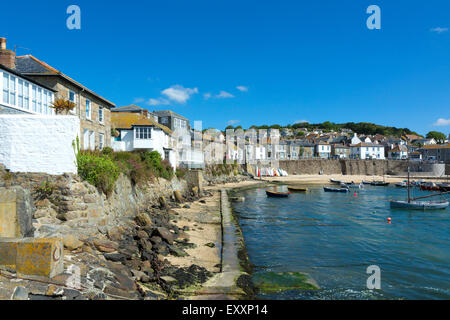 Il villaggio costiero di Mousehole in Cornovaglia, England, Regno Unito Foto Stock