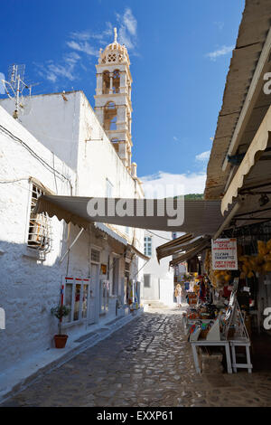 Vista sulla strada di negozi e una torre campanaria di un monastero nella città di Hydra Foto Stock
