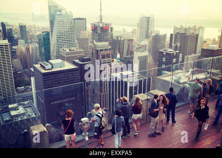 NEW YORK - 29 Maggio 2015: Skyline di Manhattan vista dal Rockefeller Plaza di New York City. Foto Stock