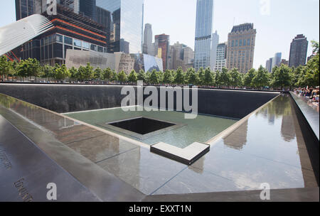 NEW YORK - 30 Maggio 2015: il National September 11 Memorial si trova al sito del World Trade Center, l'ex posizione di t Foto Stock